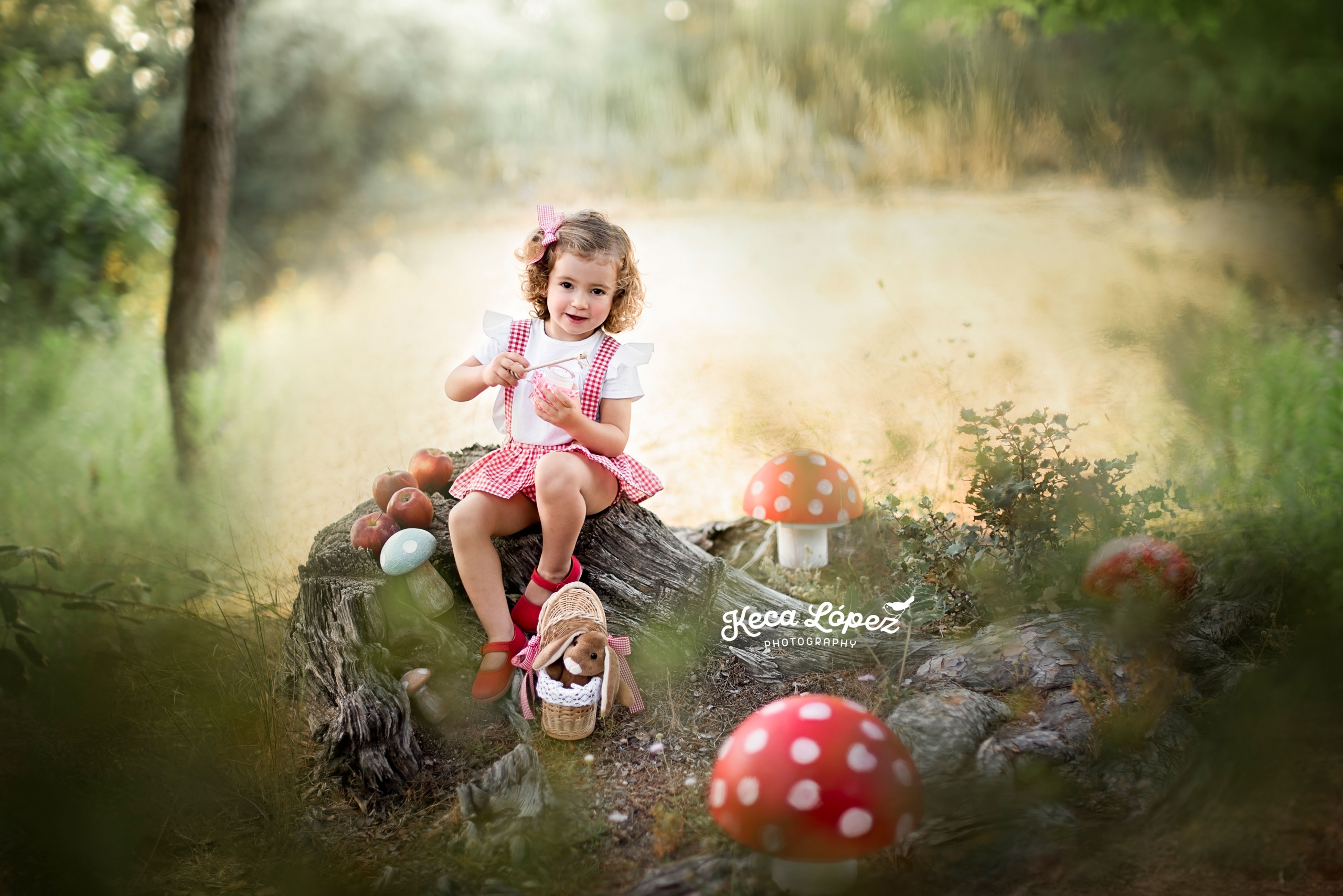 Caperucita roja sentada en el bosque, setas rojas murcia