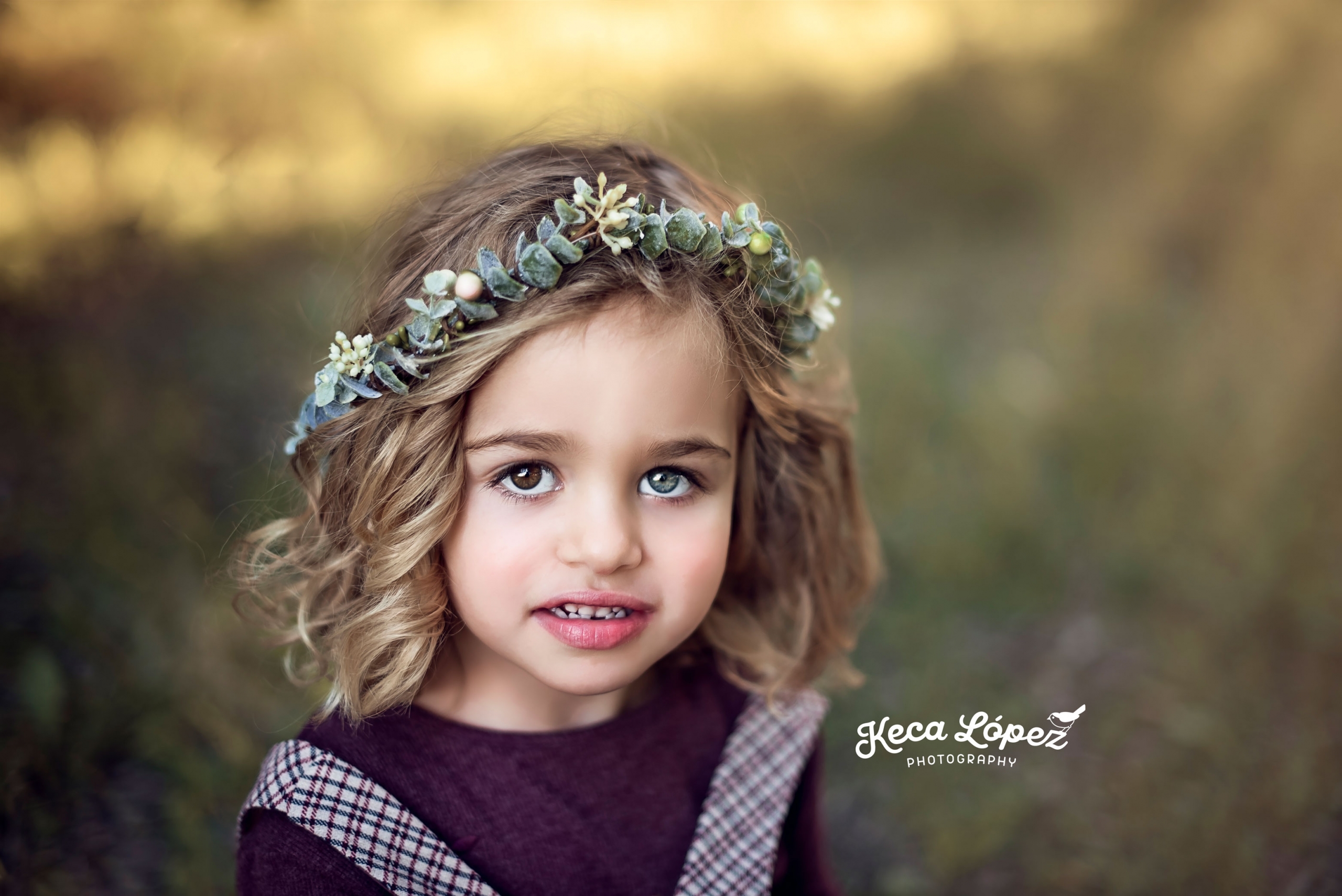 Niña con heterocromía. Ojos azules y verdes. Corona en el pelo